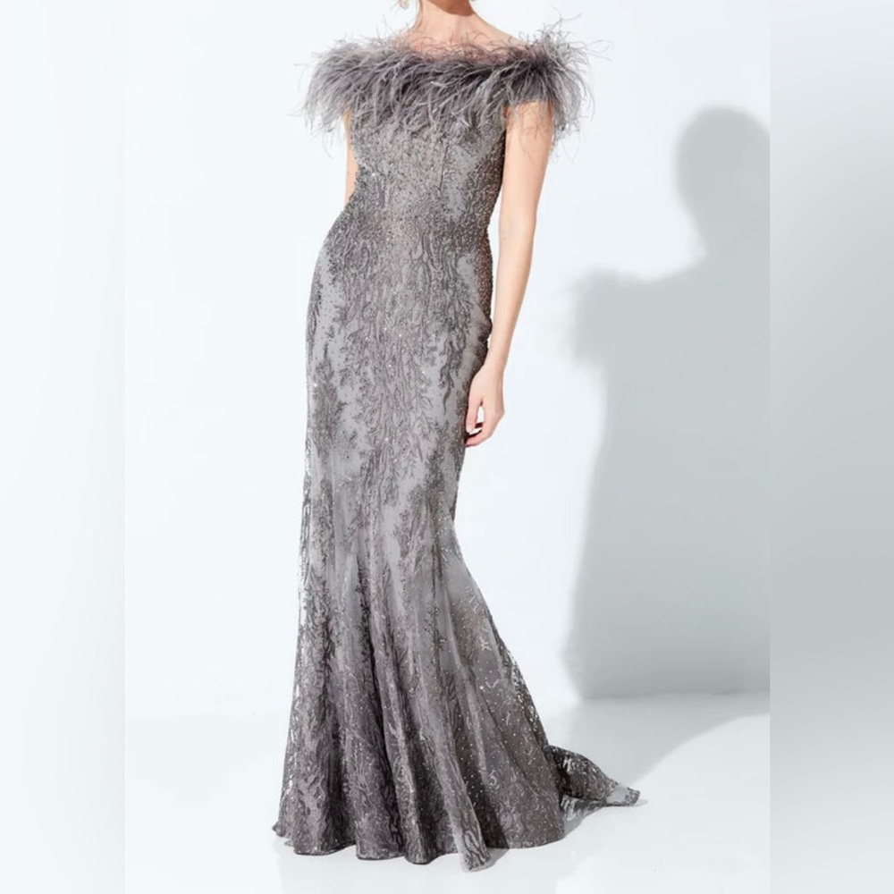 I am selling my evening dress. With feathers, but the feathers can be removed.